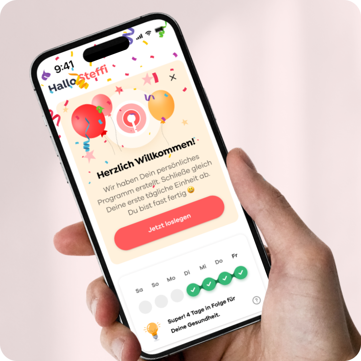 Infografik – Auf einem Smartphone wird eine Willkommensmeldung angezeigt: „Herzlich Willkommen! Wir haben Dein persönliches Programm erstellt. Schließe gleich Deine erste tägliche Einheit ab. Du bist fast fertig“. Darunter ist ein Button „Jetzt loslegen“. Im unteren Bereich sind die Wochentage von Samstag bis Freitag zu sehen, wobei vier Tage mit grünen Haken markiert sind. Darunter steht „Super! 4 Tage in Folge für Deine Gesundheit.“