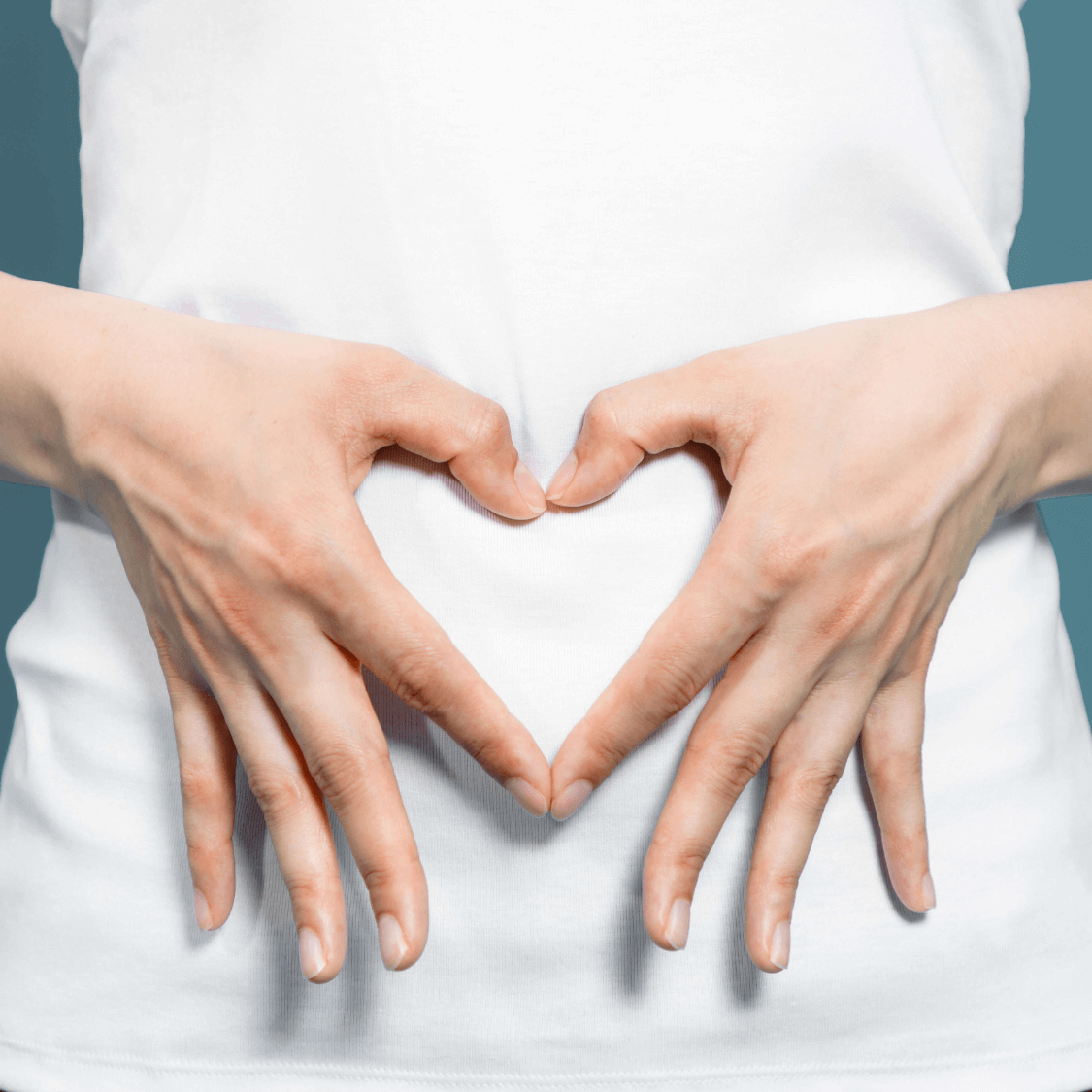 Illustration – Eine Person formt mit beiden Händen ein Herz über dem Bauch.