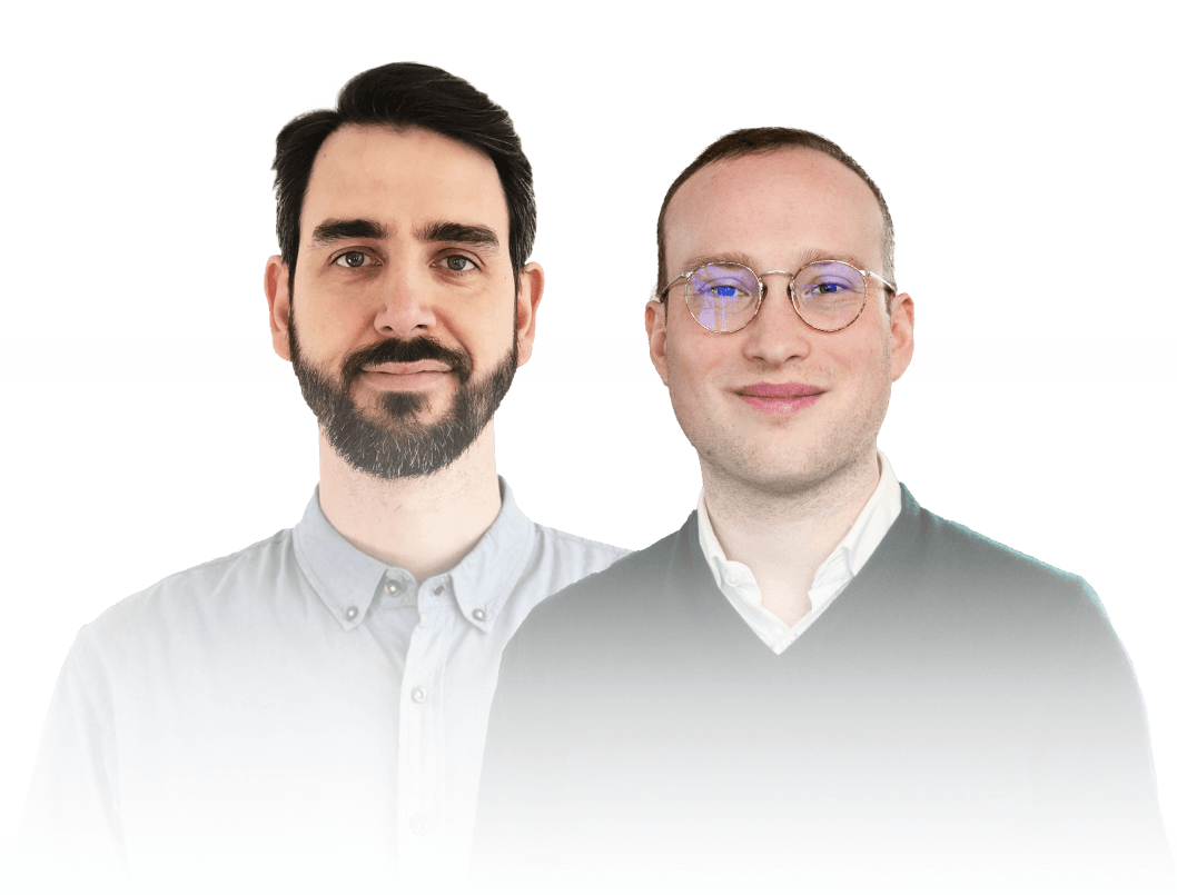 Beratung – zwei Männer, die sich freundlich lächelnd ansehen.