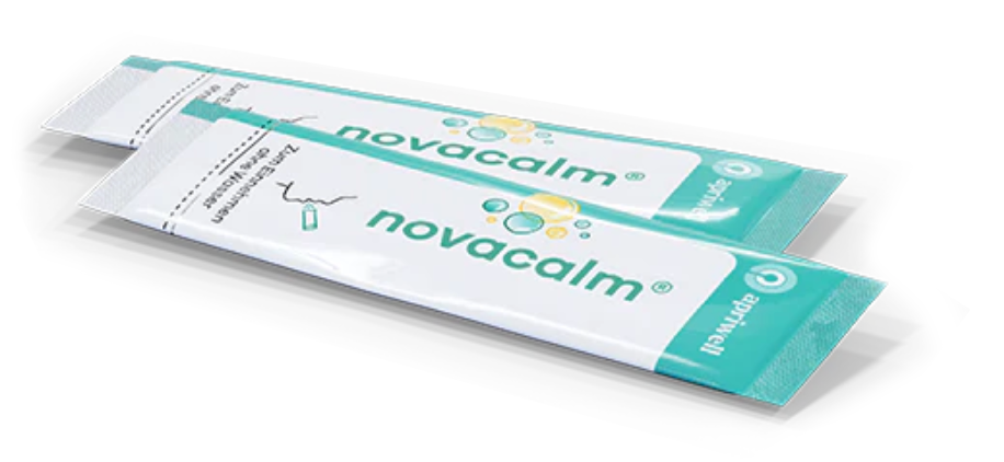 Zwei weiße Packungen Novacalm liegen leicht versetzt übereinander. Auf den Packungen steht novacalm® mit bunten Blasen. Am rechten Rand ist apriwell zu lesen. Auf der linken Seite der vorderen Packung steht Zum Einnehmen ohne Wasser.