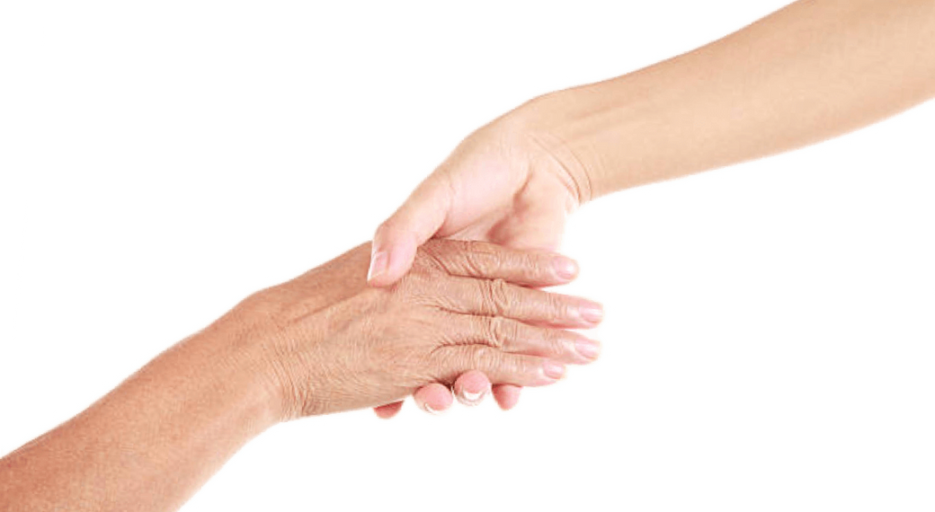 Beratung – zeigt eine Hand, die eine ältere Hand stützt