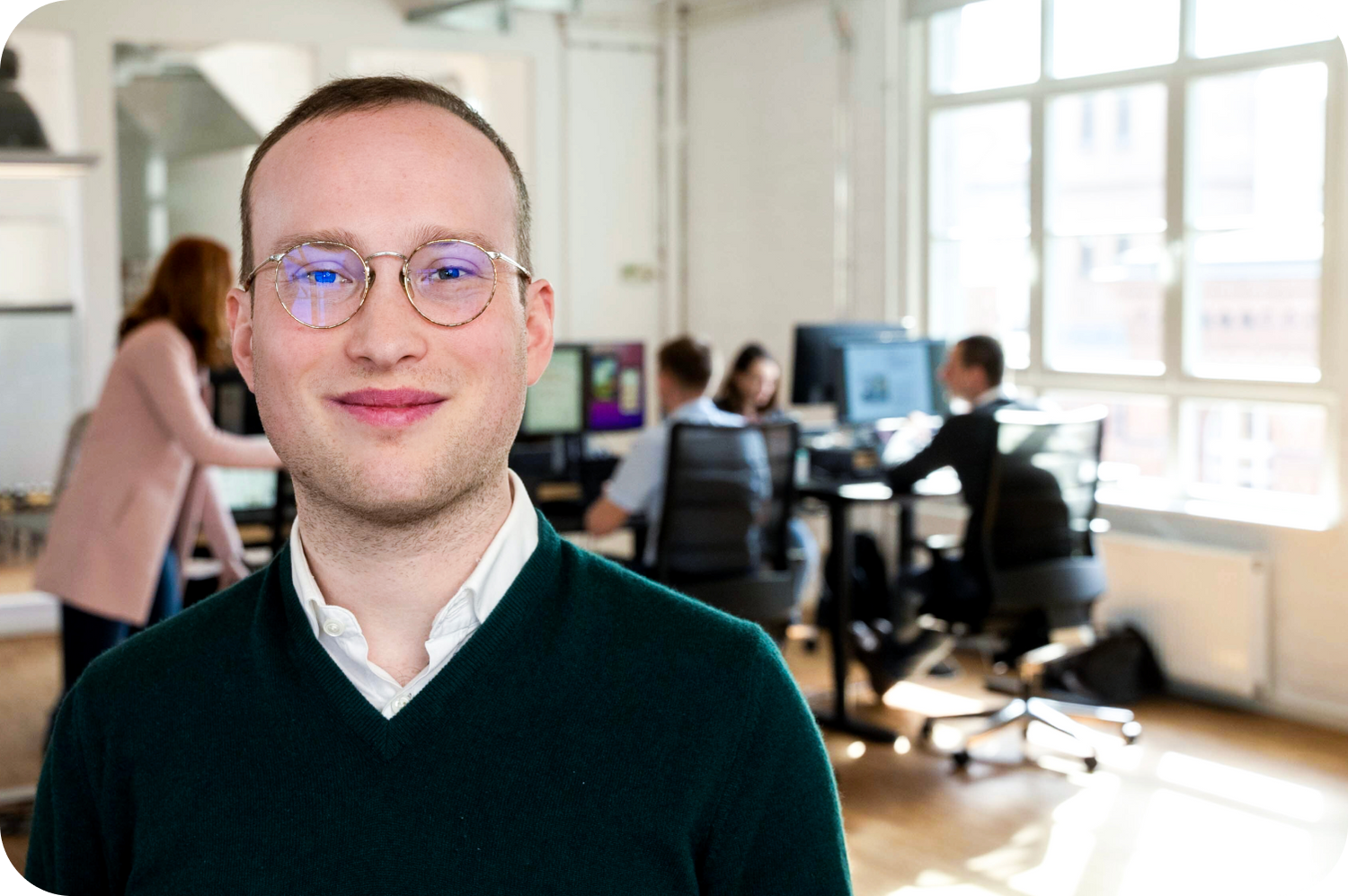 Apriwell Team – im Vordergrund steht CEO Alexander Pushilov, dahinter mehrere Personen bei der Arbeit