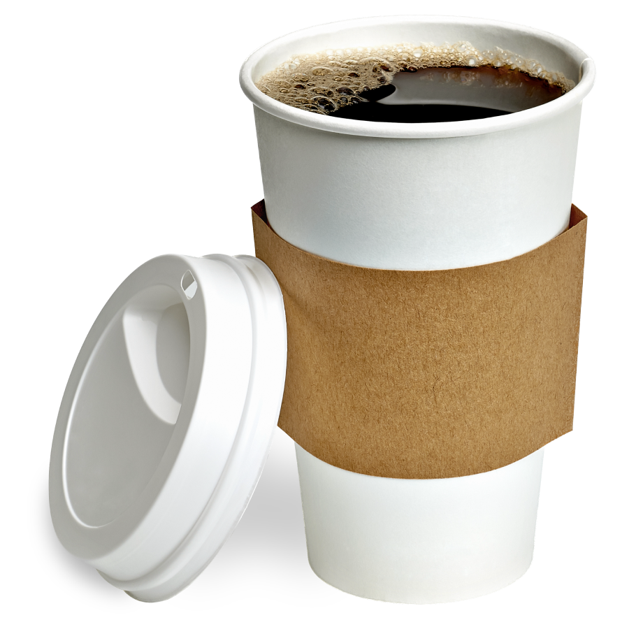 Ein weißer Pappbecher mit brauner Pappmanschette und weißem Deckel daneben, gefüllt mit schwarzem Kaffee.