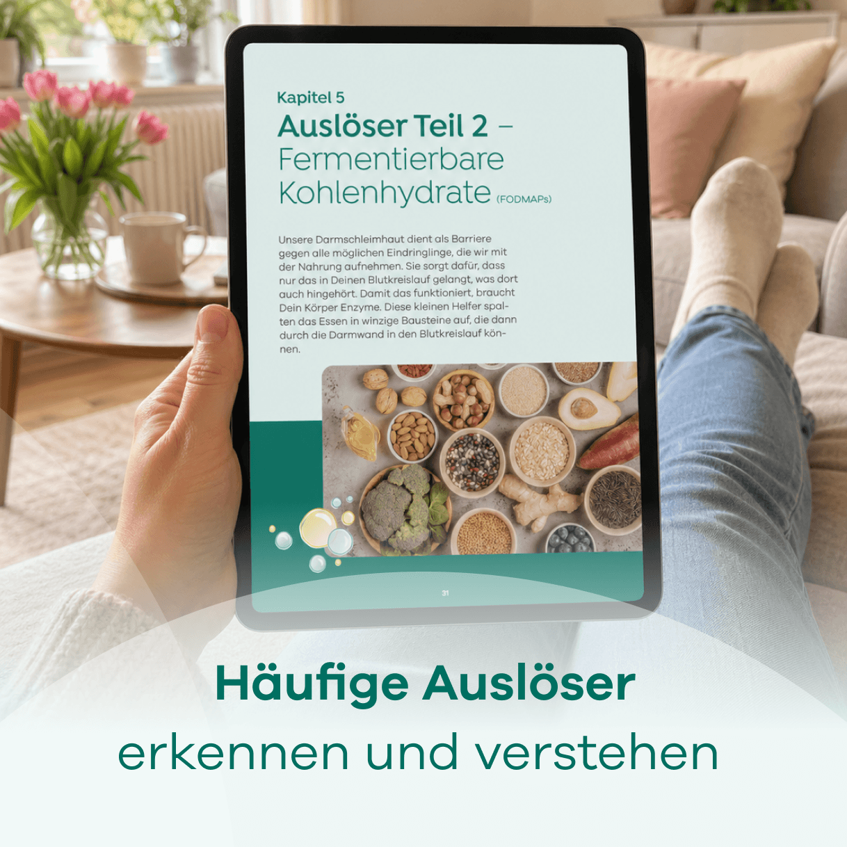 Illustration. Eine Person hält ein Tablet, auf dem eine Seite eines digitalen Ratgebers zum Thema Fermentierbare Kohlenhydrate (FODMAPs) aus Kapitel 5 geöffnet ist. Der Text erläutert die Funktion der Darmschleimhaut und von Enzymen bei der Verdauung. Eine Abbildung zeigt Schalen mit verschiedenen Lebensmitteln. Am unteren Bildrand steht der Text: Häufige Auslöser erkennen und verstehen.