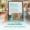 Illustration. Eine Person hält ein Tablet, auf dem eine Seite eines digitalen Ratgebers zum Thema Fermentierbare Kohlenhydrate (FODMAPs) aus Kapitel 5 geöffnet ist. Der Text erläutert die Funktion der Darmschleimhaut und von Enzymen bei der Verdauung. Eine Abbildung zeigt Schalen mit verschiedenen Lebensmitteln. Am unteren Bildrand steht der Text: Häufige Auslöser erkennen und verstehen.
