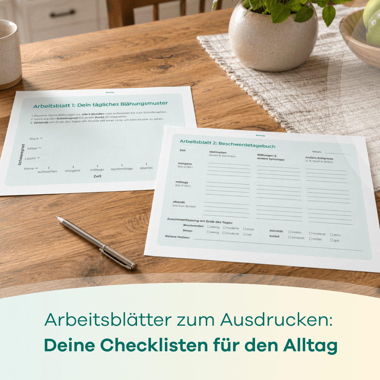 Infografik. Auf einem Holztisch liegen zwei ausgedruckte Formulare. Arbeitsblatt 1 dient der Erfassung des täglichen Blähungsmusters mit einem Diagramm. Arbeitsblatt 2 ist ein Beschwerdetagebuch für Mahlzeiten, Symptome und Ereignisse. Ein Text im unteren Bereich lautet: Arbeitsblätter zum Ausdrucken: Deine Checklisten für den Alltag.