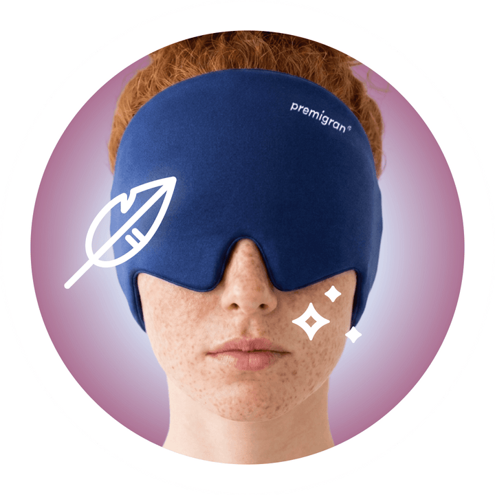 Infografik: Eine Person mit Sommersprossen trägt eine dunkelblaue Kopfmaske der Marke Premigran zur Migräne-Vorbeugung, welche die Stirn und die Augenpartie bedeckt. Ein weißes Feder-Icon und drei kleine weiße Sterne sind als grafische Elemente im Bild enthalten. Die Darstellung ist in einem kreisförmigen Ausschnitt vor einem lila Hintergrund platziert.