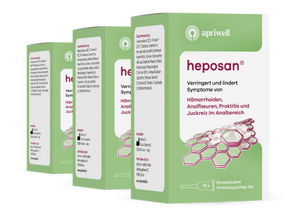 Produktbild – Drei hellgrüne Packungen heposan nebeneinander. Die vordere Packung zeigt den Schriftzug "apriwell heposan® – Verringert und lindert Symptome von Hämorrhoiden, Analfissuren, Proktitis und Juckreiz im Analbereich". Unten ist "10x Einwegtuben Proktologisches Gel" und eine Wabenstruktur zu sehen.