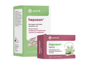 Eine grüne Produktpackung von apriwell heposan, die textlich die Symptomlinderung bei Hämorrhoiden, Analfissuren, Proktitis und Juckreiz im Analbereich beschreibt. Daneben liegt eine rote Produktpackung von apriwell heposan interna mit der Angabe „Wirkt schnell und bis zu 8h (siehe Quelle 1) – 3-fach Wirkprinzip für Blutgefäße, Bindegewebe und Haut (siehe Quelle 1) – 30x 3-Phasen-Tabletten“.