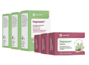 Produktbild – Eine grüne Produktpackung apriwell heposan verringert und lindert Symptome von Hämorrhoiden, Analfissuren, Proktitis und Juckreiz im Analbereich. Davor liegen drei bordeauxrote Packungen apriwell heposan interna mit 3-fach Wirkprinzip für Blutgefäße, Bindegewebe und Haut (Quelle siehe Anmerkung) als 30x – 3-Phasen-Tabletten.