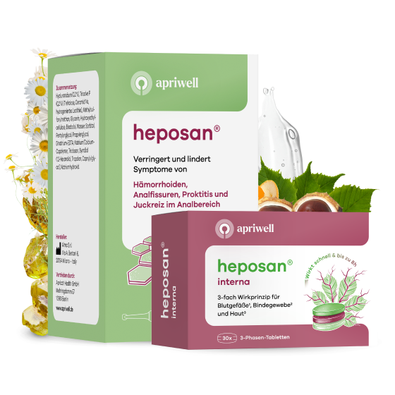 Zwei Packungen des Produkts heposan® von apriwell. Die grüne Packung heposan® verringert und lindert Symptome von Hämorrhoiden, Analfissuren, Proktitis und Juckreiz im Analbereich. Die pinke Packung heposan® interna bietet ein 3-fach Wirkprinzip für Blutgefäße (siehe Quelle 1), Bindegewebe (siehe Quelle 2) und Haut (siehe Quelle 3) mit 30x 3-Phasen-Tabletten und wirkt schnell bis zu 8h. Kamillenblüten und Kastanienblätter umrahmen die Produkte.