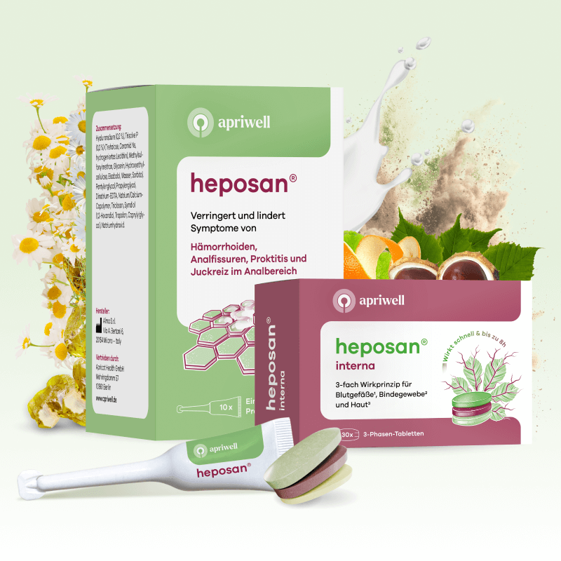 Produktbild Zwei Packungen und ein Applikator des Produkts heposan sind zu sehen. Die grüne, aufrechte Packung heposan beschreibt die Linderung von Symptomen bei Hämorrhoiden, Analfissuren, Proktitis und Juckreiz im Analbereich. Die burgunderrote, liegende Packung heposan interna bewirbt ein 3-fach Wirkprinzip für Blutgefäße (siehe Quelle 1), Bindegewebe (siehe Quelle 2) und Haut (siehe Quelle 3) und wirkt schnell sowie bis zu 8 Stunden. Daneben liegen drei 3-Phasen-Tabletten.