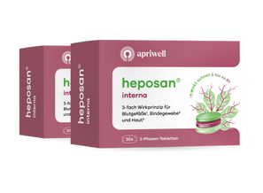 Zwei pinkfarbene Produktpackungen der Marke apriwell heposan interna. Auf der Vorderseite steht: 3-fach Wirkprinzip für Blutgefäße (siehe Quelle 1), Bindegewebe (siehe Quelle 1) und Haut (siehe Quelle 1). Daneben ist eine stilisierte Pille mit Blättern abgebildet, daneben der Text Wirkt schnell und bis zu 8h. Unten steht 30x 3-Phasen-Tabletten.