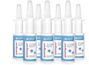 Sieben Flaschen Premigran Nasenspray von apriwell. Auf den Etiketten steht „premigan – Zur Vorbeugung von episodischer Migräne – Nasenspray – Volumen: 15 ml“.