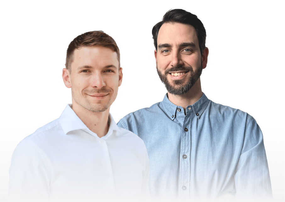 Beratung: Eric und Marcus blicken lächelnd in die Kamera. Eric hat einen dunklen Bart und trägt ein hellblaues Hemd, Marcus trägt ein weißes Hemd. Sie stehen als freundliche Ansprechpersonen zur Verfügung.