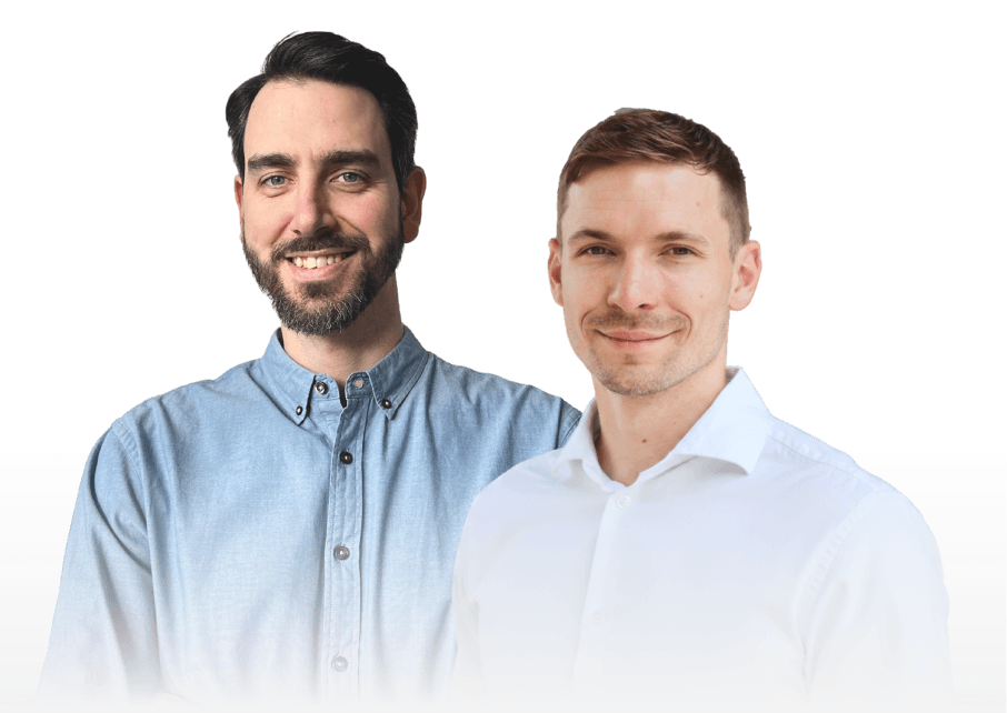 Beratung – Marcus und Eric blicken freundlich lächelnd in die Kamera. Marcus trägt ein blaues Hemd und hat einen Bart. Eric trägt ein weißes Hemd.
