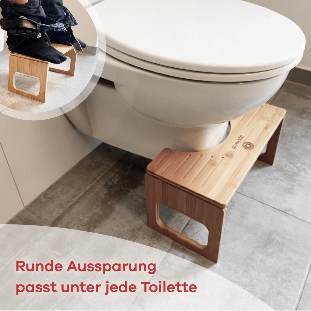 Ein hölzerner Toilettenhocker der Marke apriwell steht vor einer Toilette. Ein runder Ausschnitt im Bild zeigt Füße in schwarzen Socken, die auf dem Hocker platziert sind. Der Text im Bild besagt: Runde Aussparung passt unter jede Toilette.