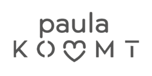 Schriftzug paula KOMMT. Das O in KOMMT ist ein offener Kreis, das M ein Herzsymbol.