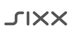 Das Wort SIXX in grauer, stilisierter Schrift auf schwarzem Hintergrund.